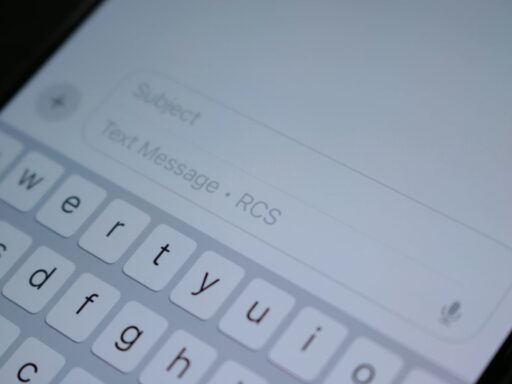 how to schedule a text on iphone
