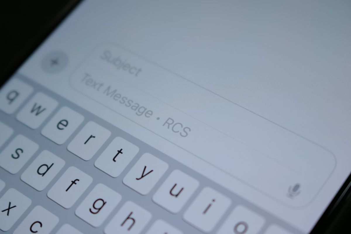 how to schedule a text on iphone