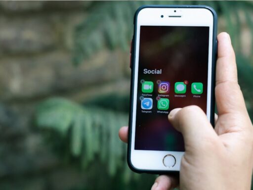 how to share location on iphone