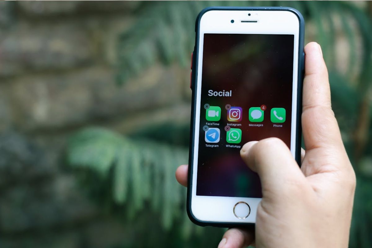 how to share location on iphone