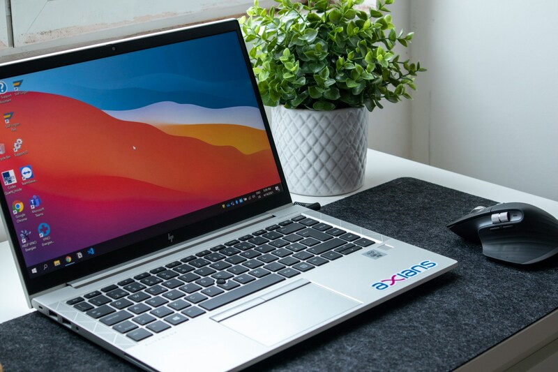 How to clean laptop screen and keyboard? 