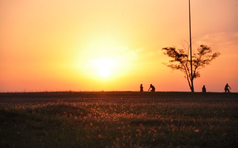 Several factors determine what time it gets dark each day