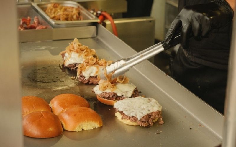 How long to cook burgers on grill based on thickness, temperature, grill type, and fresh or frozen state