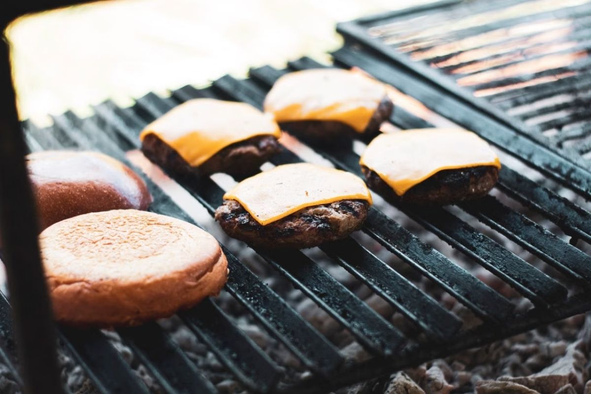 How long to grill burgers based on cooking time, grill temperature, and burger thickness