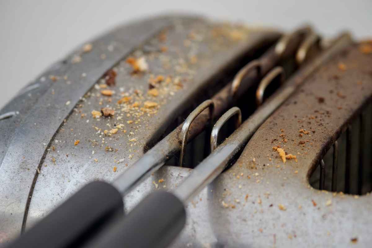 how to clean a toaster