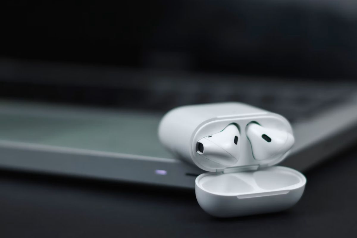 how to connect airpods to laptop