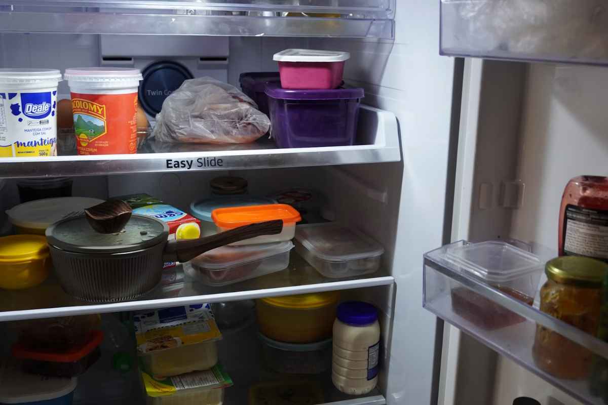 how to remove odors from fridge