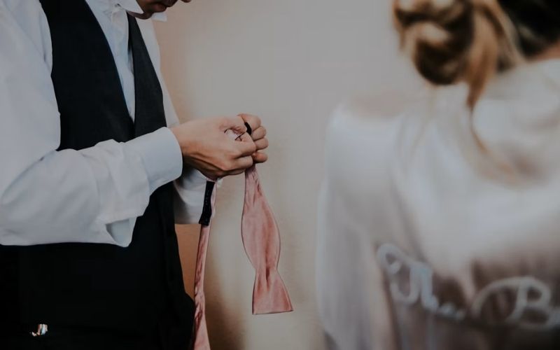 How to tie a bow with the collar raised and the bow tie ends positioned before the knot