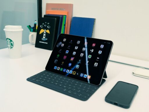 best-tablet-for-seniors-featured