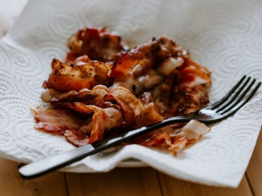 How to bake bacon in the oven with the right temperature and cooking time for crispiness