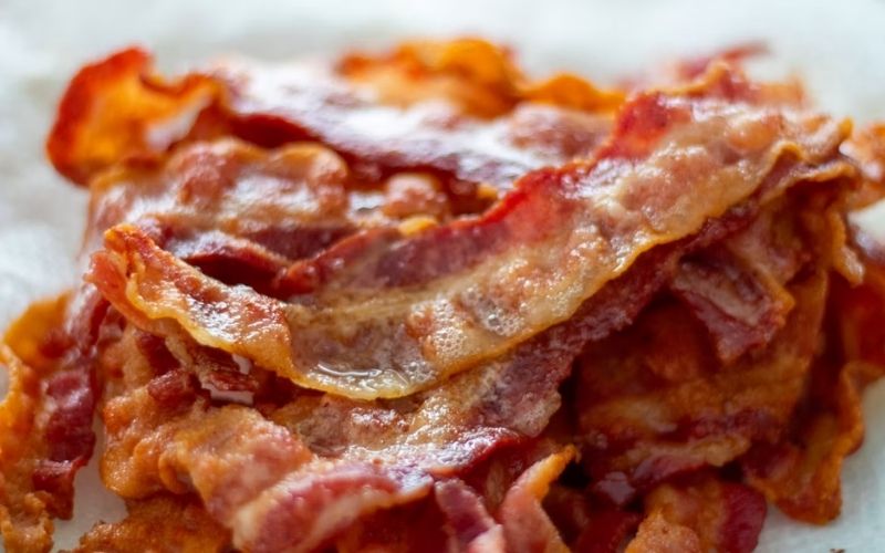 How to bake bacon and remove the strips at the right stage for a crisp texture